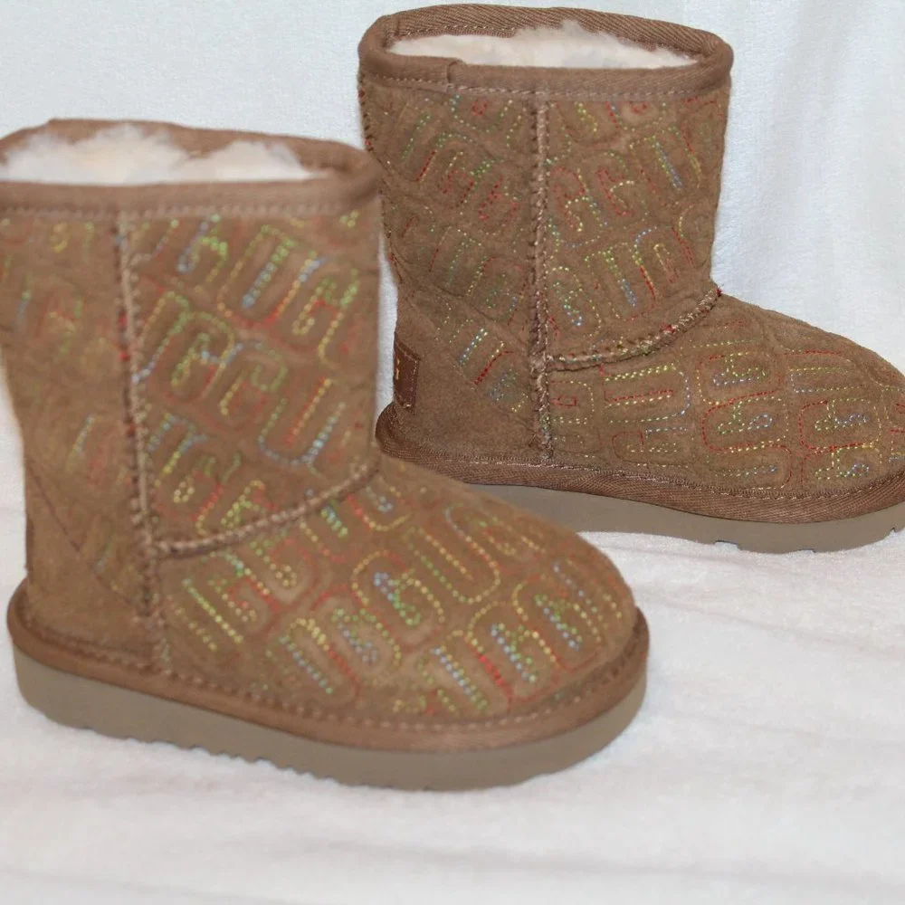 NIB UGG GIRL'S CLASSIC SHORT‎ GRAPHIC STITCH LOGO WINTER BOOTS CHESTNUT
